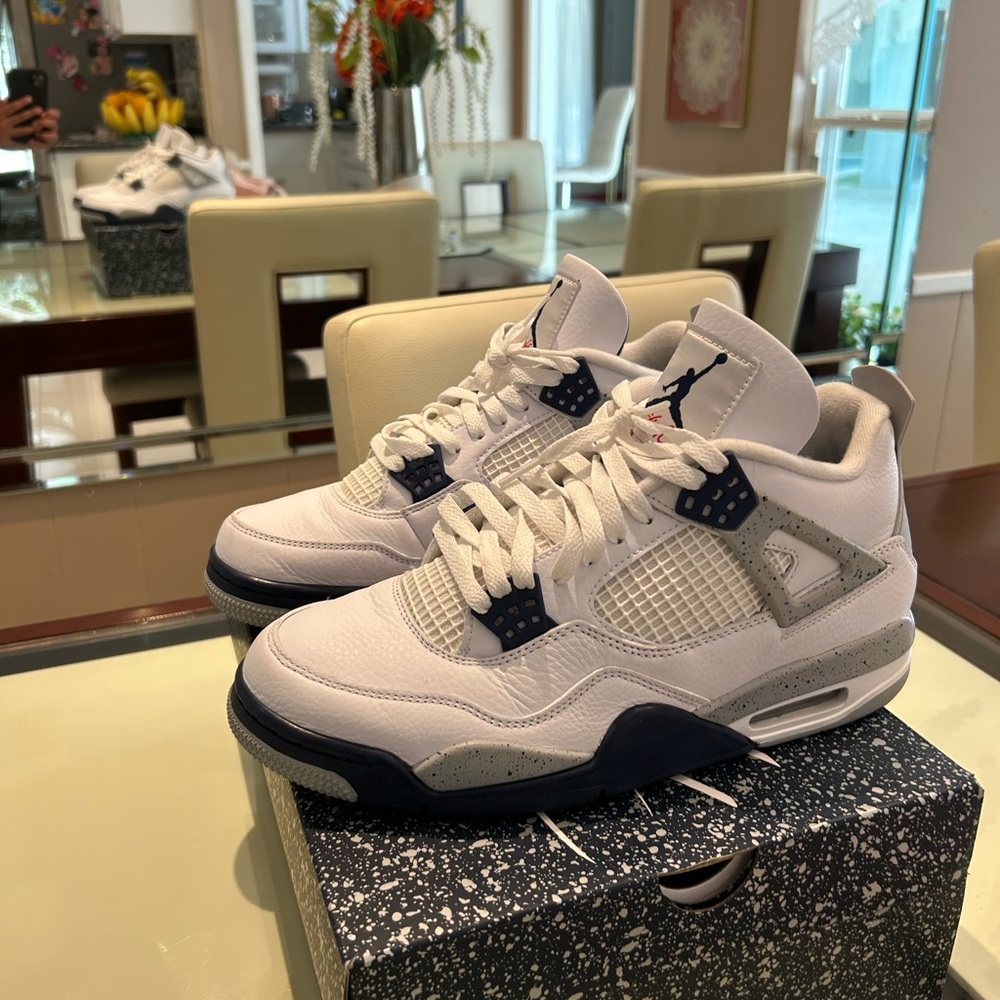 Midnight Navy Jordan 4